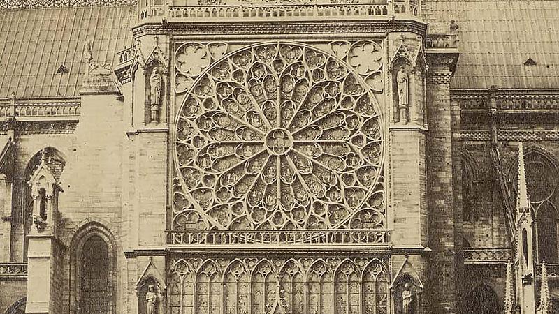 Les travaux sur la flèche de Notre-Dame de Paris aujourd'hui, symbole de la reconstruction